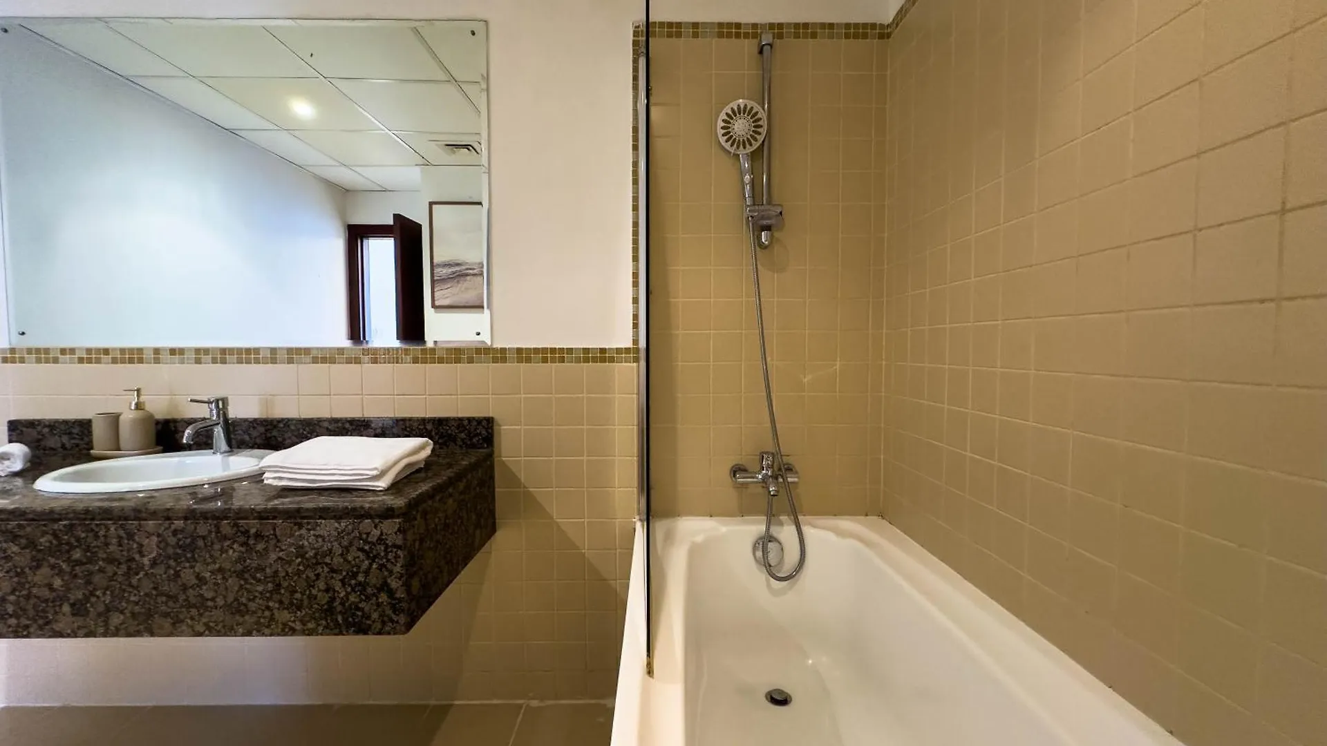 Apartment Naseem - Elegant Coastal Retreat With Stunning Marina Views Dubai